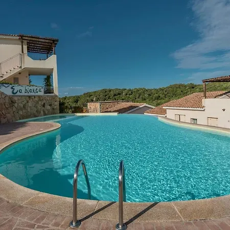 Con Piscina A 4 Km Da Baja Sardinia Aparthotel